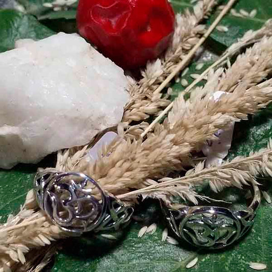Anillo de Plata con OM en sánscrito - Tienda Budista