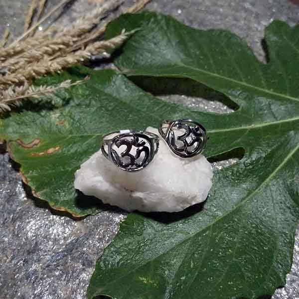 Anillo de Plata con OM en sánscrito - Tienda Budista