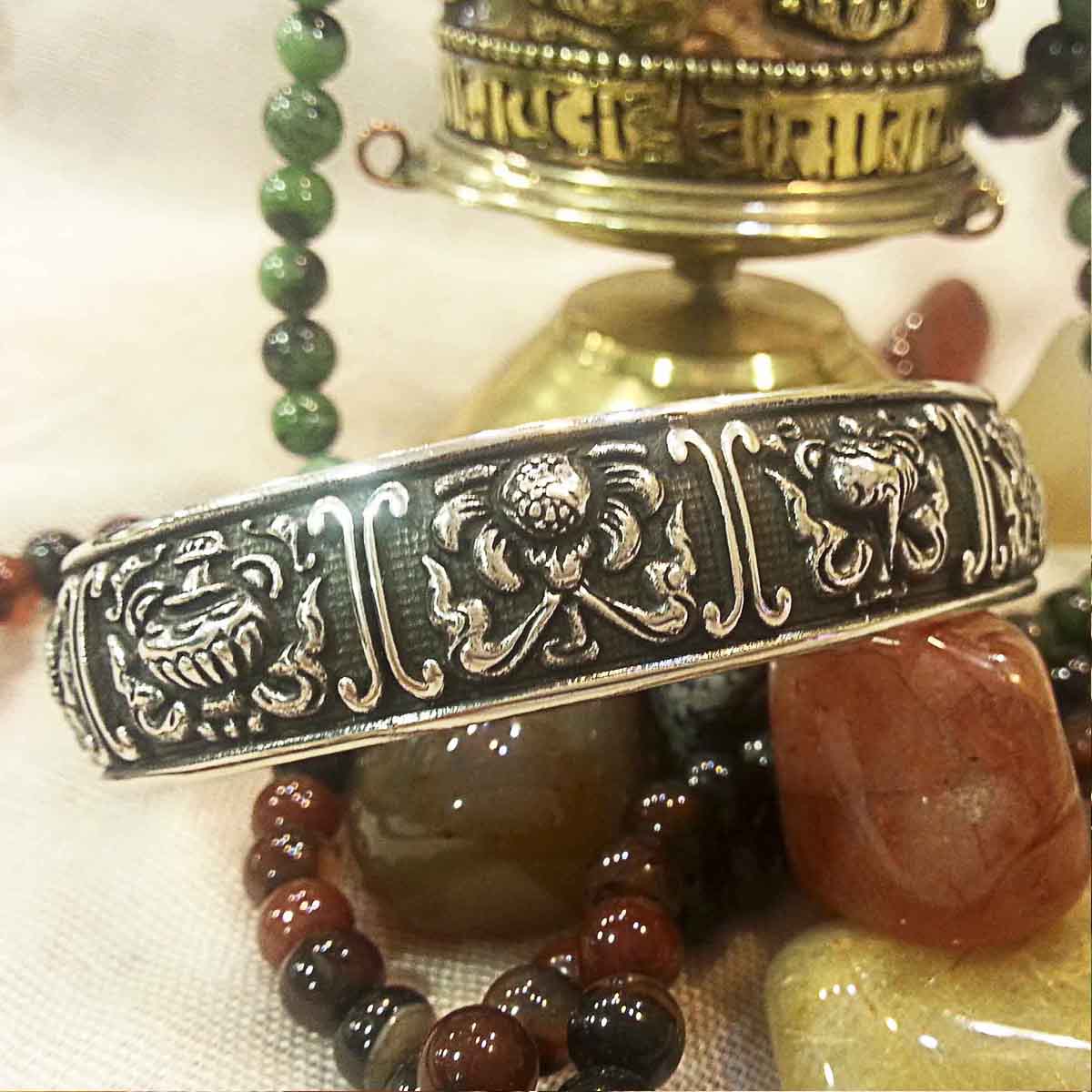 Brazalete de plata símbolos auspiciosos - Tienda Budista