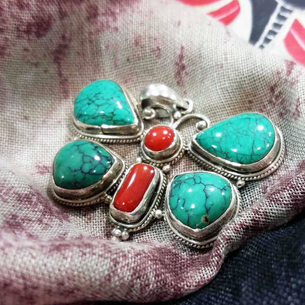 Colgante Mariposa en turquesa y coral - Tienda Budista