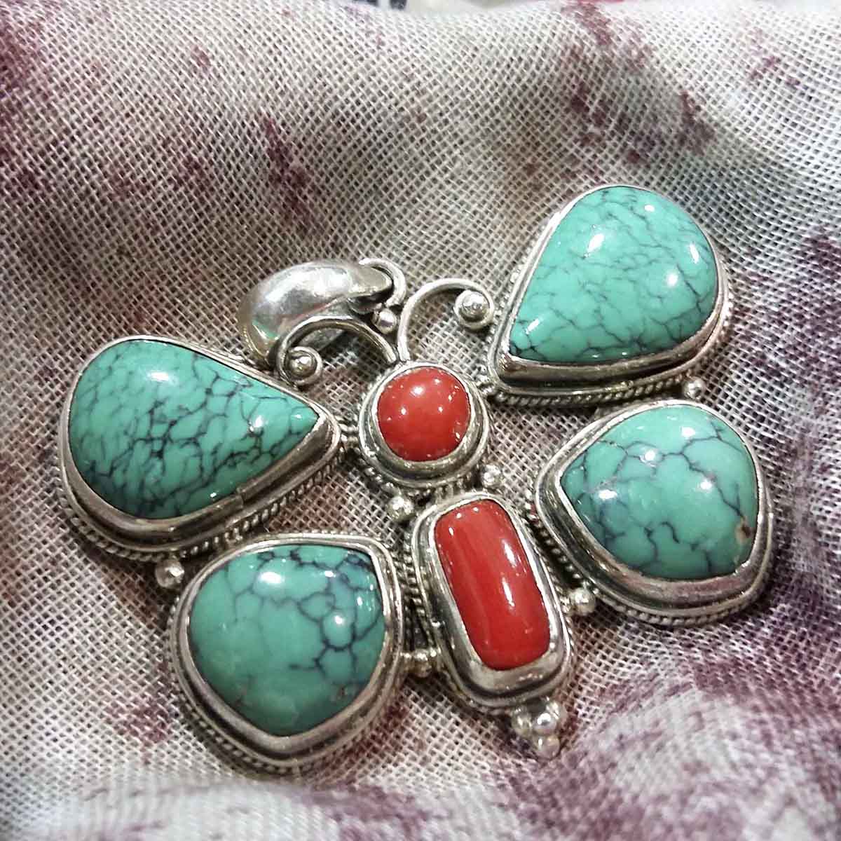 Colgante Mariposa en turquesa y coral - Tienda Budista
