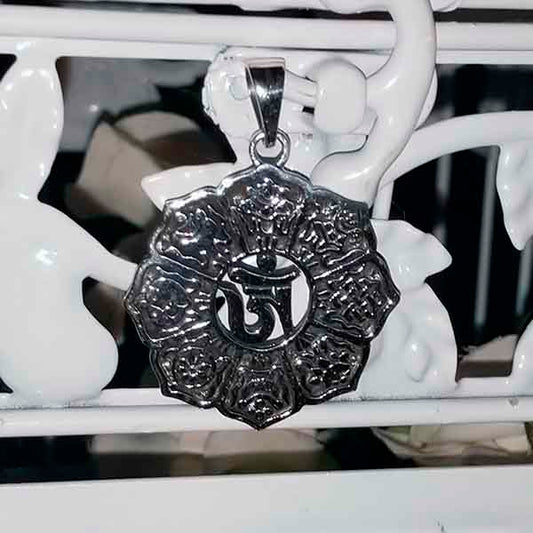 Medalla símbolos auspiciosos y Om - Tienda Budista