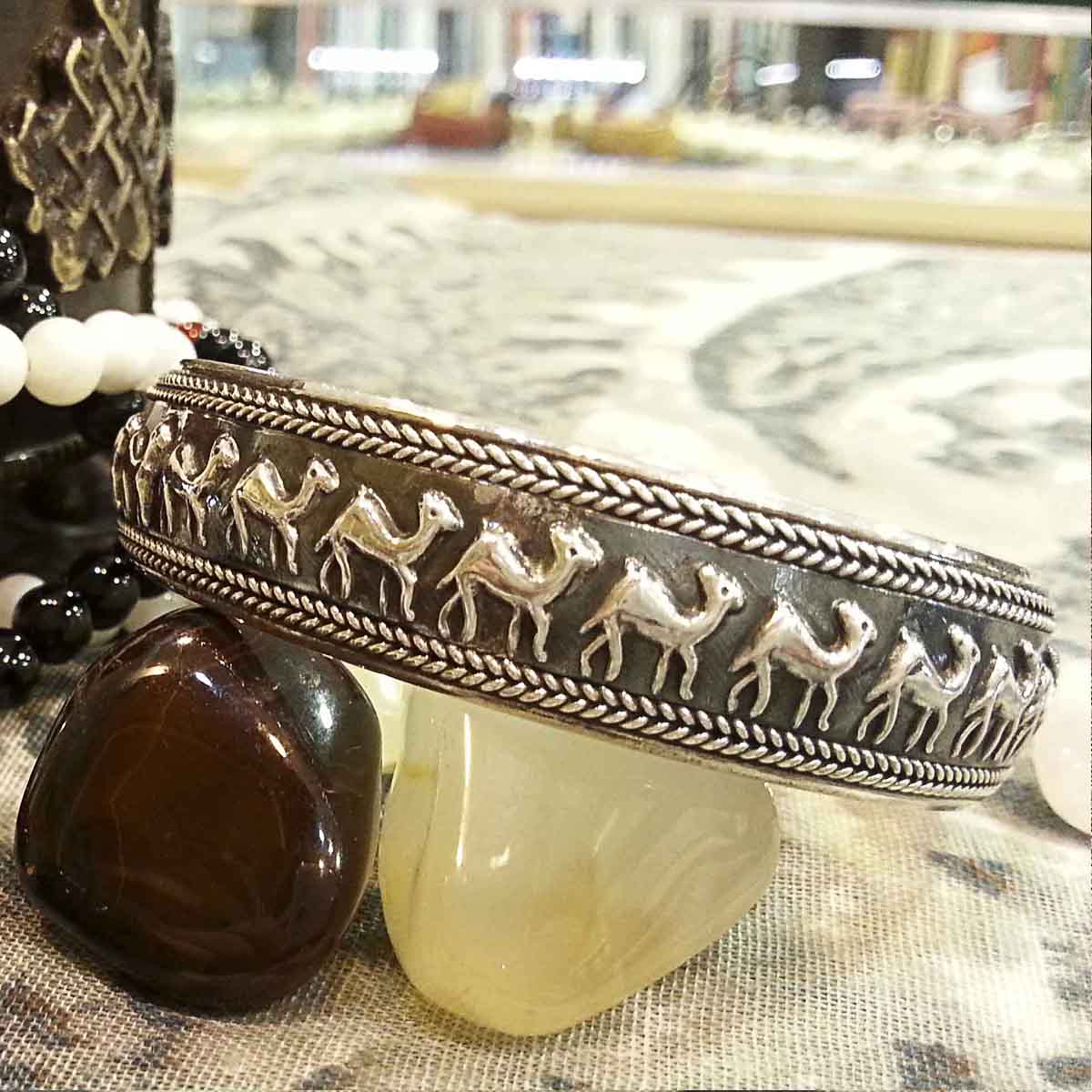 Brazalete de plata con dromedarios - Tienda Budista