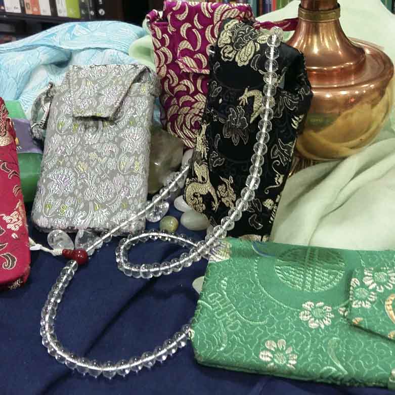 Conjunto mala de cristal y bolsa de seda - Tienda Budista