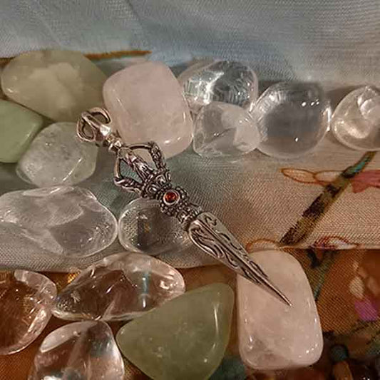 Colgante Phurba con granate - Tienda Budista